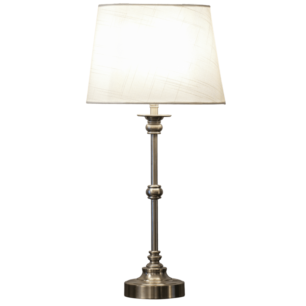 Axel Mini 50cm Sølv/off-white bordlampe Fra Lampan - Axel mini er en elegant bordlampe med et klassisk uttrykk og dekorative detaljer.