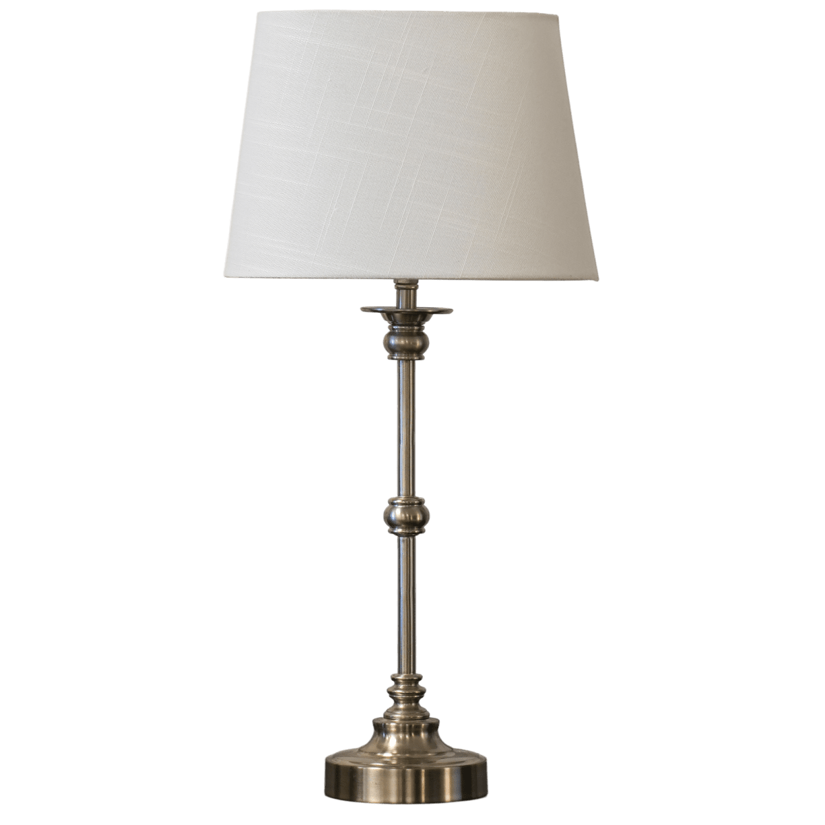 Axel Mini 50cm Sølv/off-white bordlampe Fra Lampan - Axel mini er en elegant bordlampe med et klassisk uttrykk og dekorative detaljer.