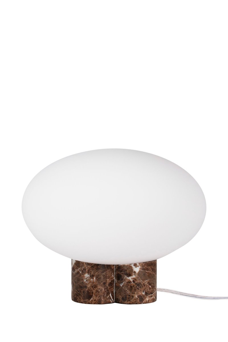 Mammut 25cm Brun bordlampe Fra Globen Lighting - Mammut er en eksklusiv og leken bordlampe med sine korte ben og store glasskuppel.