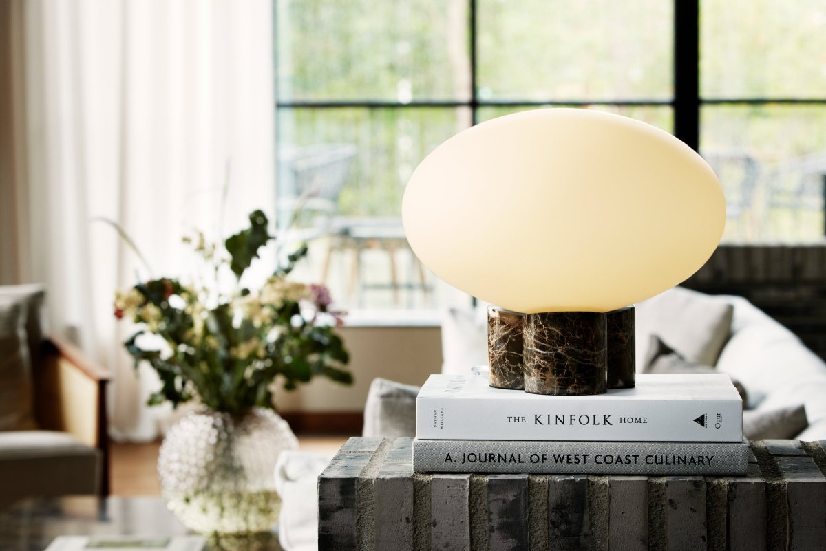 Mammut 25cm Brun bordlampe Fra Globen Lighting - Mammut er en eksklusiv og leken bordlampe med sine korte ben og store glasskuppel.