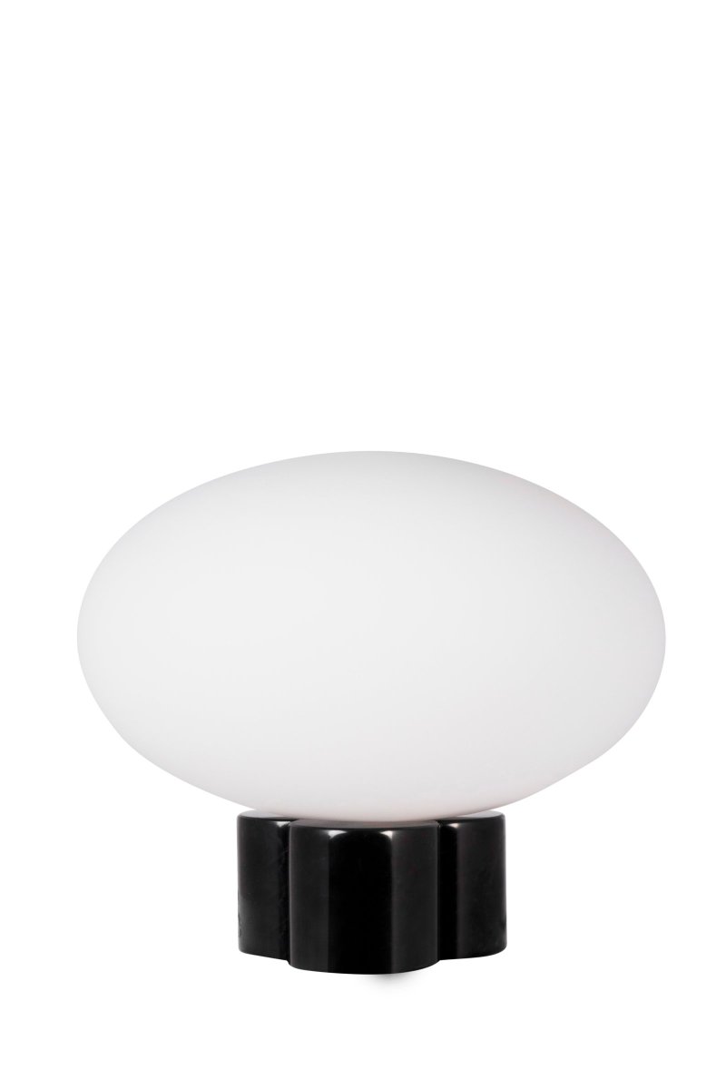 Mammut 25cm Svart bordlampe Fra Globen Lighting - Mammut er en eksklusiv og leken bordlampe med sine korte ben og store glasskuppel.