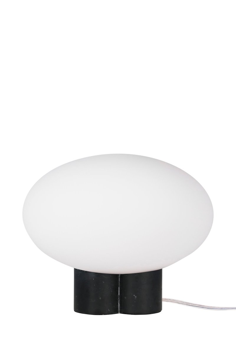 Mammut 25cm Svart bordlampe Fra Globen Lighting - Mammut er en eksklusiv og leken bordlampe med sine korte ben og store glasskuppel.