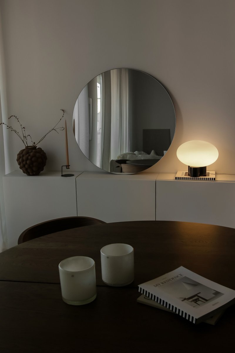 Mammut 25cm Svart bordlampe Fra Globen Lighting - Mammut er en eksklusiv og leken bordlampe med sine korte ben og store glasskuppel.