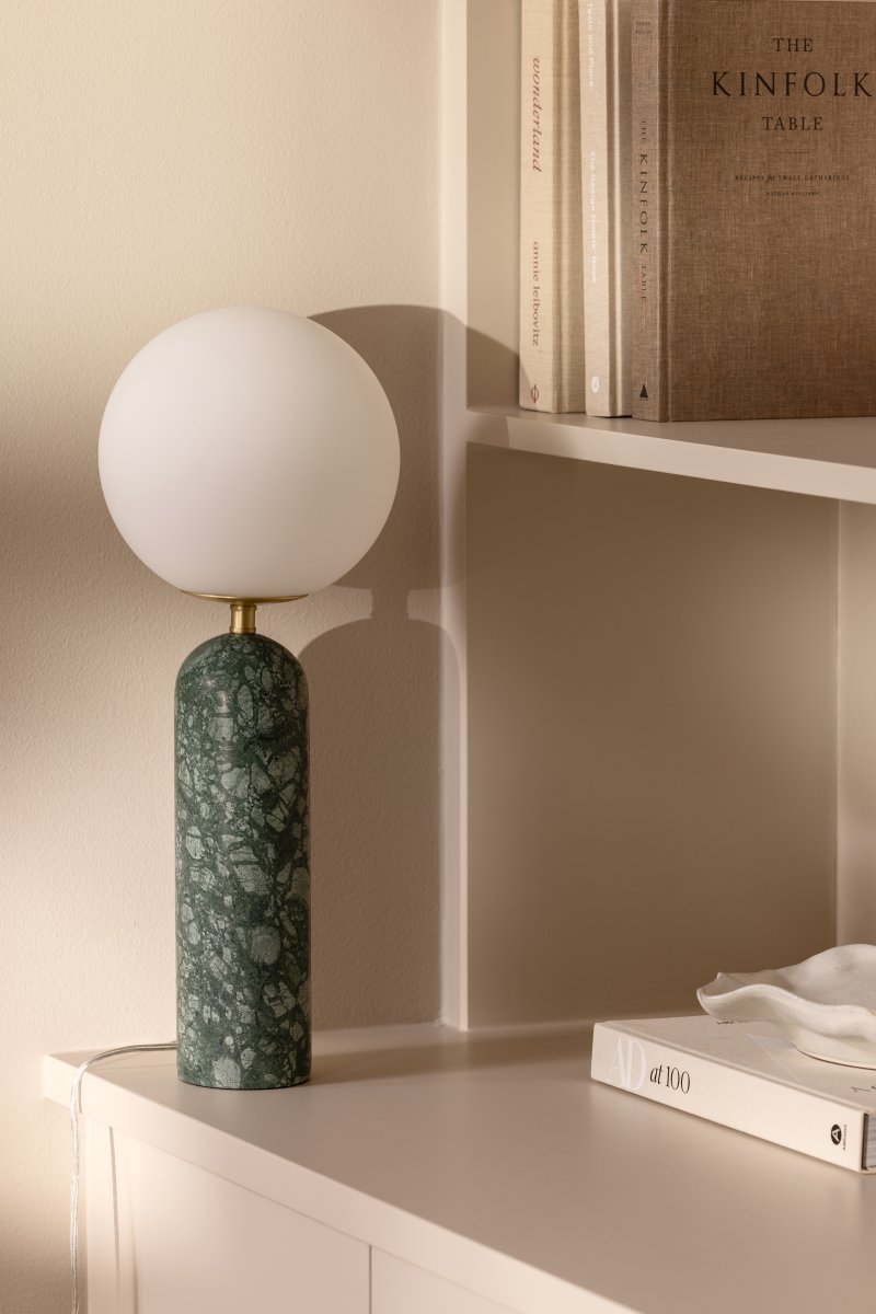 Torrano 53cm Mørkegrønn marmor bordlampe Fra Globen Lighting - Stein er et naturlig materiale, fargen og nyansene på marmoreringen varierer og skaper et unikt mønster for hvert møbel.