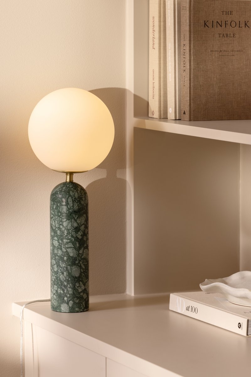 Torrano 53cm Mørkegrønn marmor bordlampe Fra Globen Lighting - Stein er et naturlig materiale, fargen og nyansene på marmoreringen varierer og skaper et unikt mønster for hvert møbel.