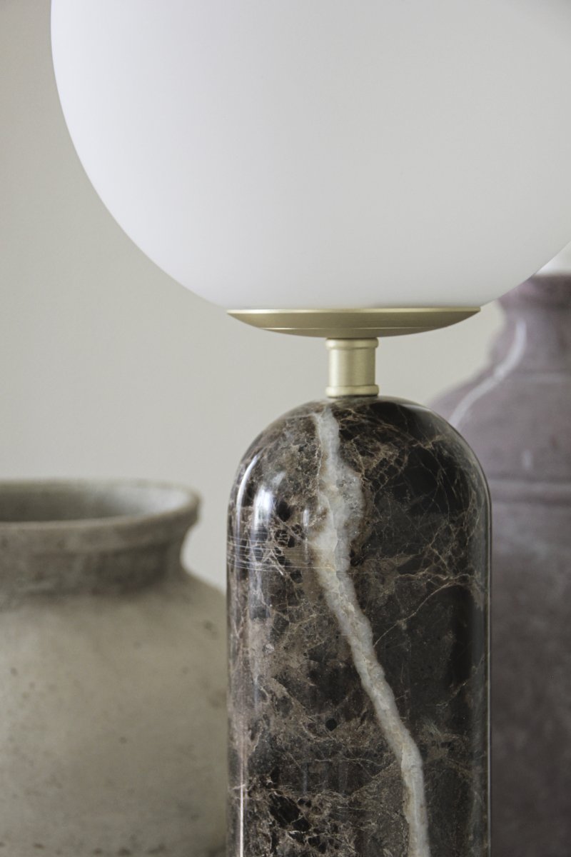 Torrano 53cm Brun marmor bordlampe Fra Globen Lighting - Stein er et naturlig materiale, fargen og nyansene på marmoreringen varierer og skaper et unikt mønster for hvert møbel.