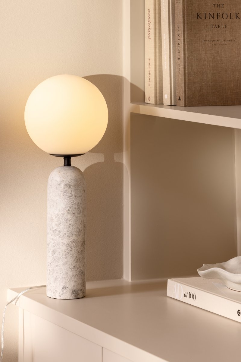 Torrano 53cm Grå marmor bordlampe Fra Globen Lighting - Stein er et naturlig materiale, fargen og nyansene på marmoreringen varierer og skaper et unikt mønster for hvert møbel.