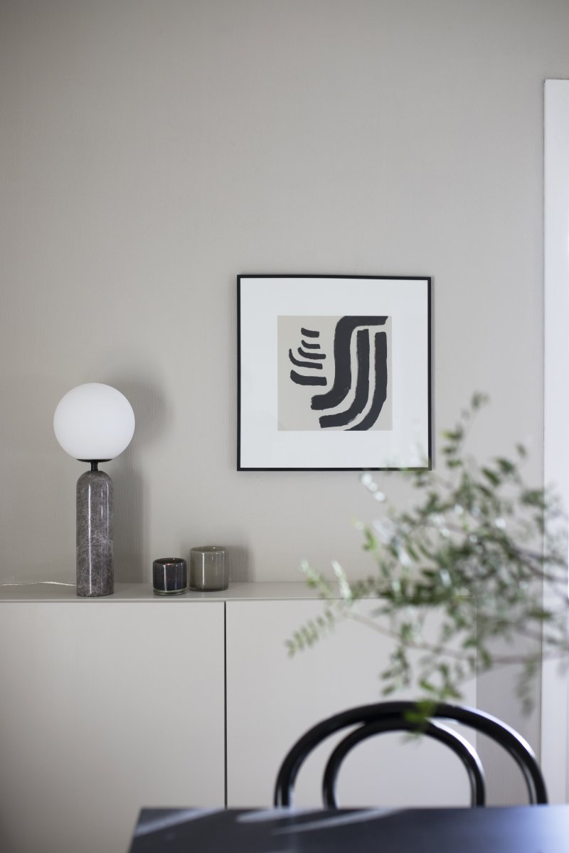Torrano 53cm Grå marmor bordlampe Fra Globen Lighting - Stein er et naturlig materiale, fargen og nyansene på marmoreringen varierer og skaper et unikt mønster for hvert møbel.