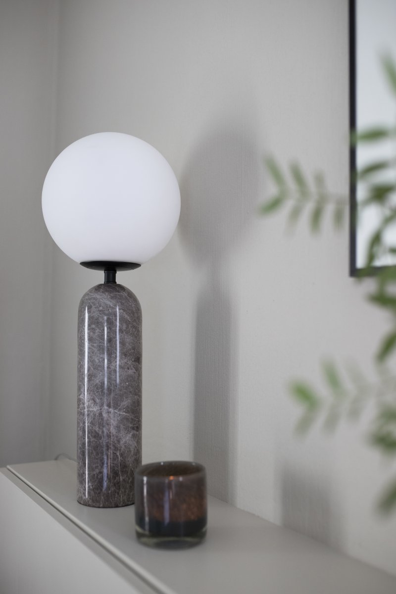 Torrano 53cm Grå marmor bordlampe Fra Globen Lighting - Stein er et naturlig materiale, fargen og nyansene på marmoreringen varierer og skaper et unikt mønster for hvert møbel.