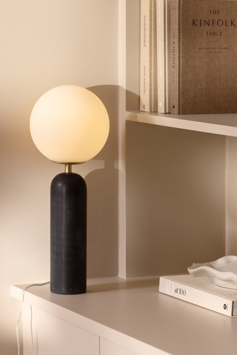 Torrano 53cm Svart marmor bordlampe Fra Globen Lighting - Stein er et naturlig materiale, fargen og nyansene på marmoreringen varierer og skaper et unikt mønster for hvert møbel.