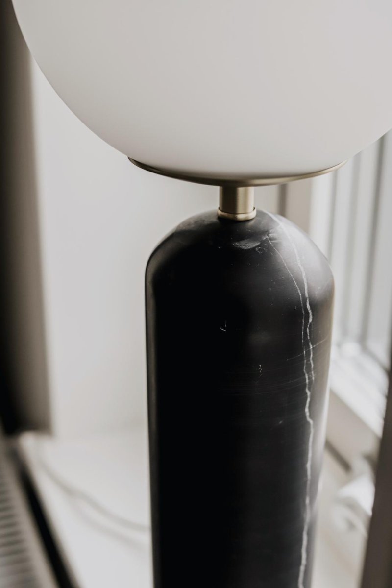 Torrano 53cm Svart marmor bordlampe Fra Globen Lighting - Stein er et naturlig materiale, fargen og nyansene på marmoreringen varierer og skaper et unikt mønster for hvert møbel.
