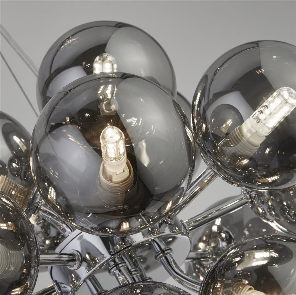 Berry Ø40 Røykfarget Taklampe Fra Searchlight - Berry er en taklampe som virkelig tar opp plass – Med totalt 17 lyskilder omgitt av røykfargede glasskupler i en moderne, minimalistisk stil, er den et garantert blikkfang i ethvert rom.