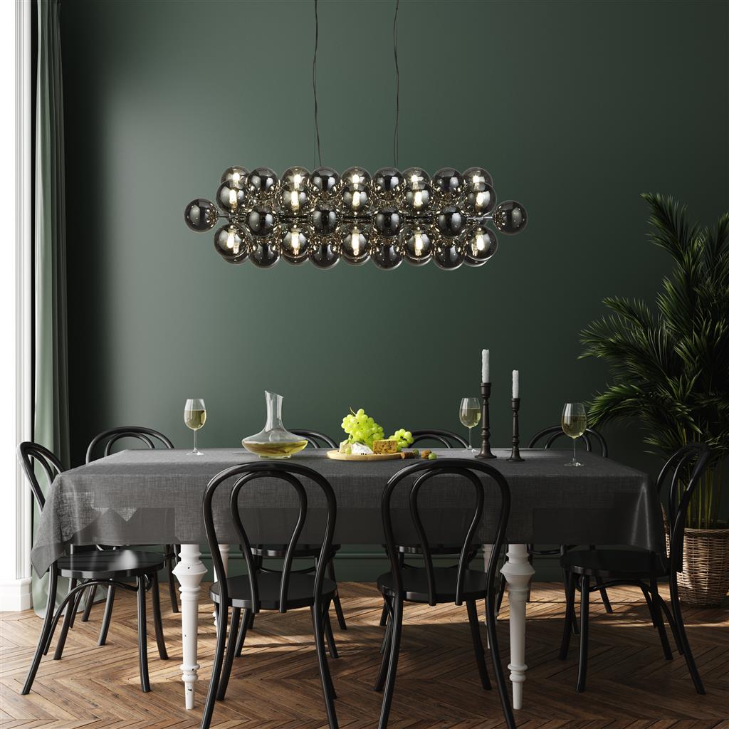 Berry 100cm Røykfarget Taklampe Fra Searchlight - Berry er en taklampe som virkelig tar opp plass – Med totalt 25 lyskilder omgitt av røykfargede glasskupler i en moderne, minimalistisk stil, er den et garantert blikkfang i ethvert rom.