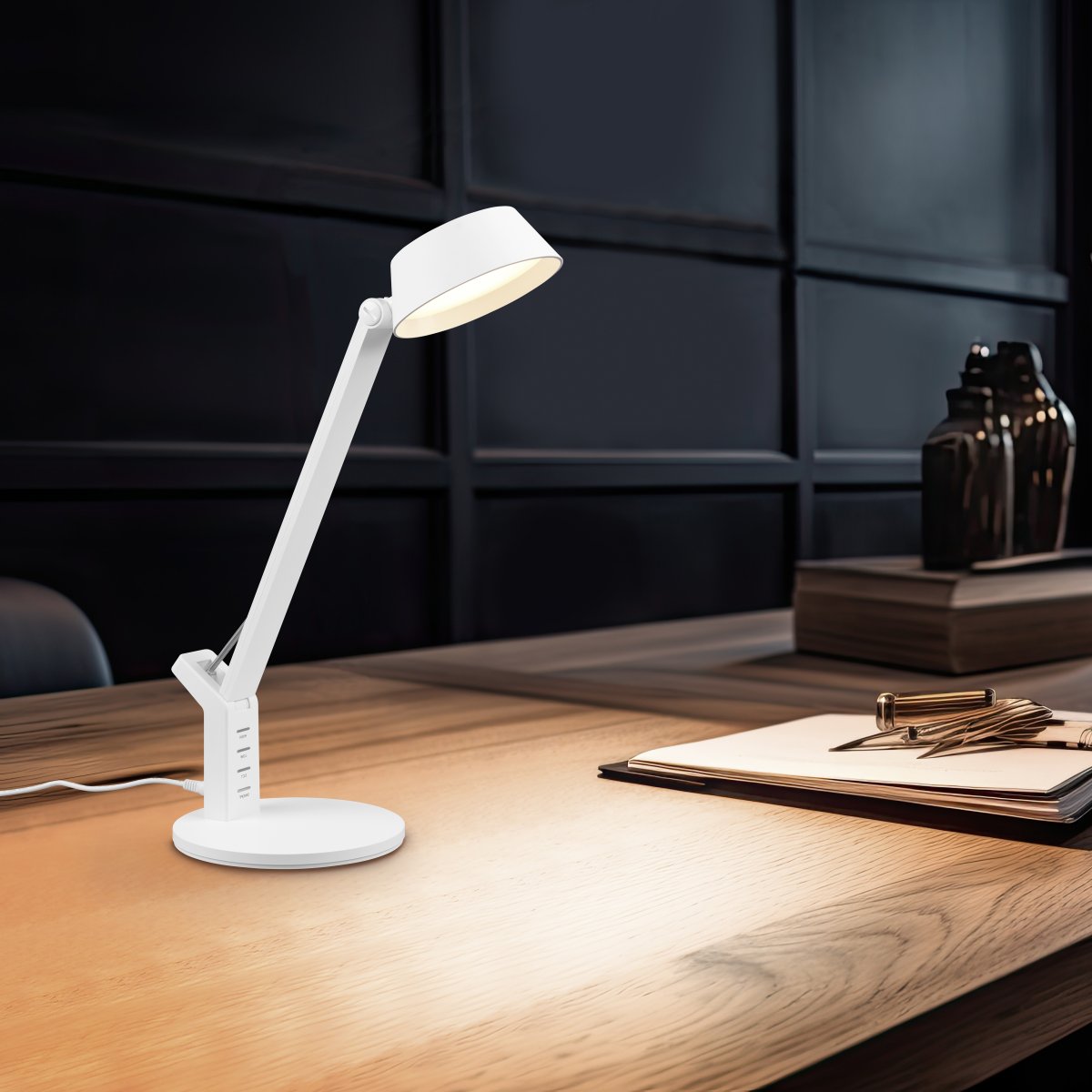 Ava 40cm Hvit skrivebordslampe Fra Trio Lighting - Bordlampen AVA med sensordimmer tilbyr fleksibel justering av både lysstyrke og lysfarge, fra varm hvit til kald hvit.