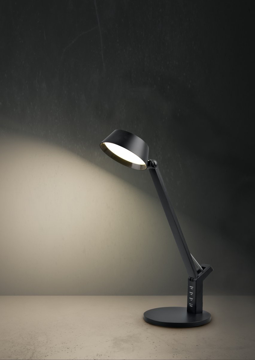 Ava 40cm Svart skrivebordslampe Fra Trio Lighting - AVA-bordlampen med sensordimmer tilbyr fleksibel justering av både lysstyrke og lysfarge, fra varmhvit til kaldhvit.