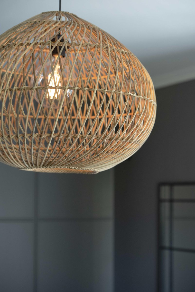 Karen Ø50 Natur Taklampe Fra PR Home - D&aring; den er laget av naturmaterialer, det kan v&aelig;re mindre avvik i st&oslash;rrelse og fargen kan endre seg over tid.