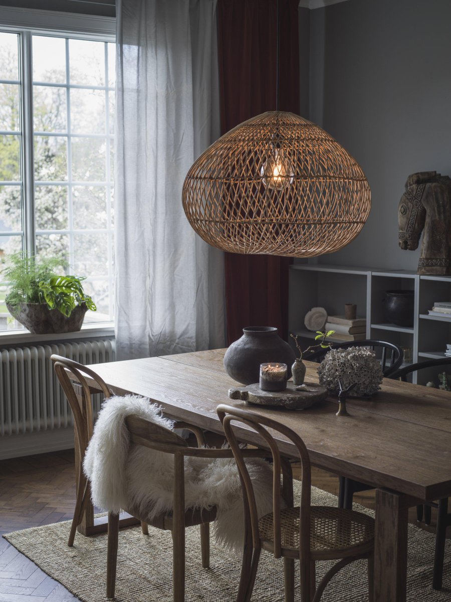 Karen Ø50 Natur Taklampe Fra PR Home - D&aring; den er laget av naturmaterialer, det kan v&aelig;re mindre avvik i st&oslash;rrelse og fargen kan endre seg over tid.