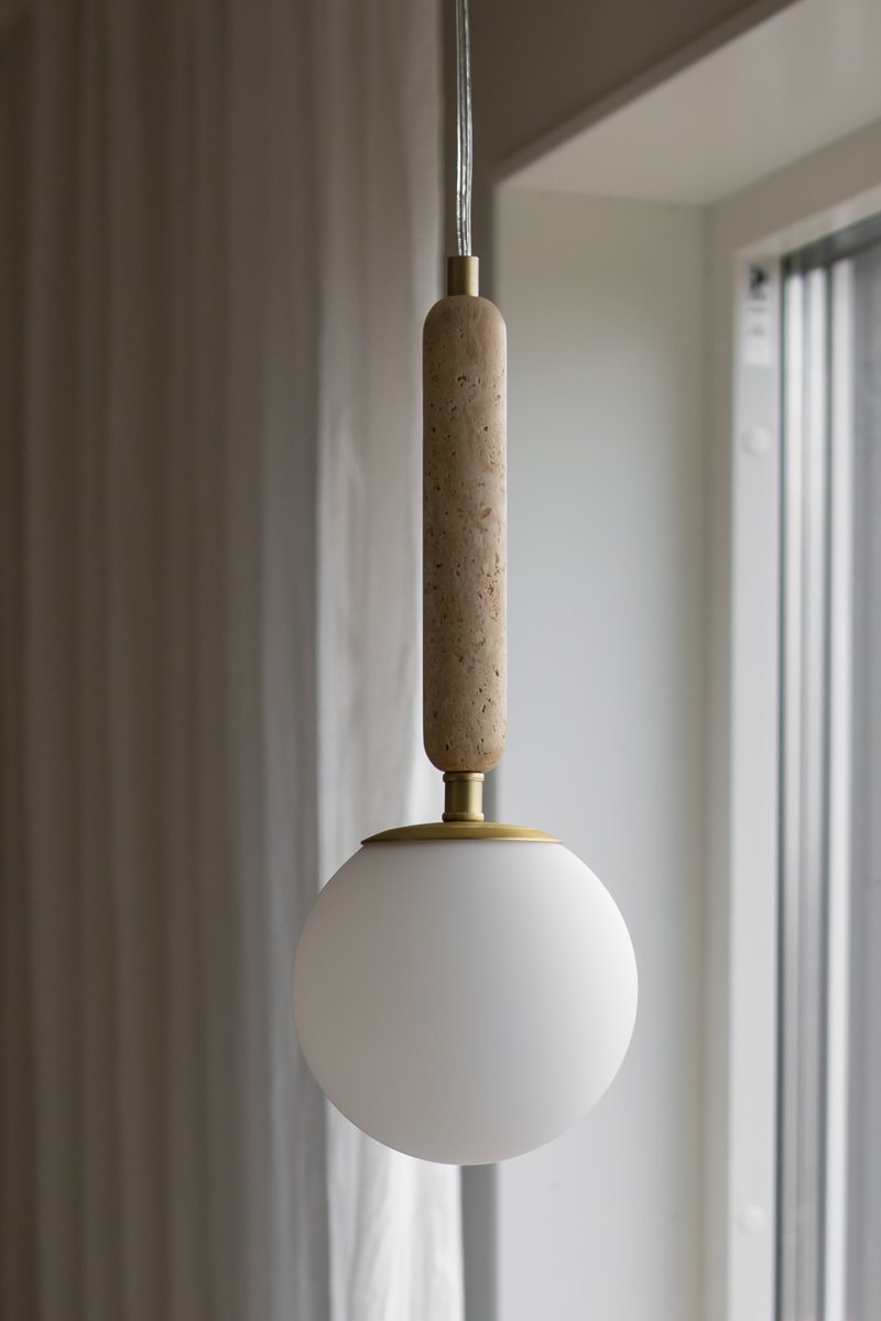 Torrano Ø15 Beige travertin vinduslampe Fra Globen Lighting - Stein er et naturlig materiale, fargen og nyansene på marmoreringen varierer og skaper et unikt mønster for hvert møbel.