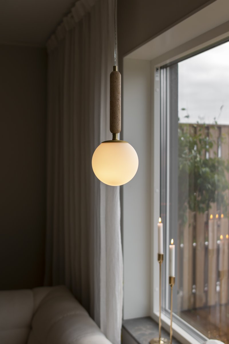 Torrano Ø15 Beige travertin vinduslampe Fra Globen Lighting - Stein er et naturlig materiale, fargen og nyansene på marmoreringen varierer og skaper et unikt mønster for hvert møbel.