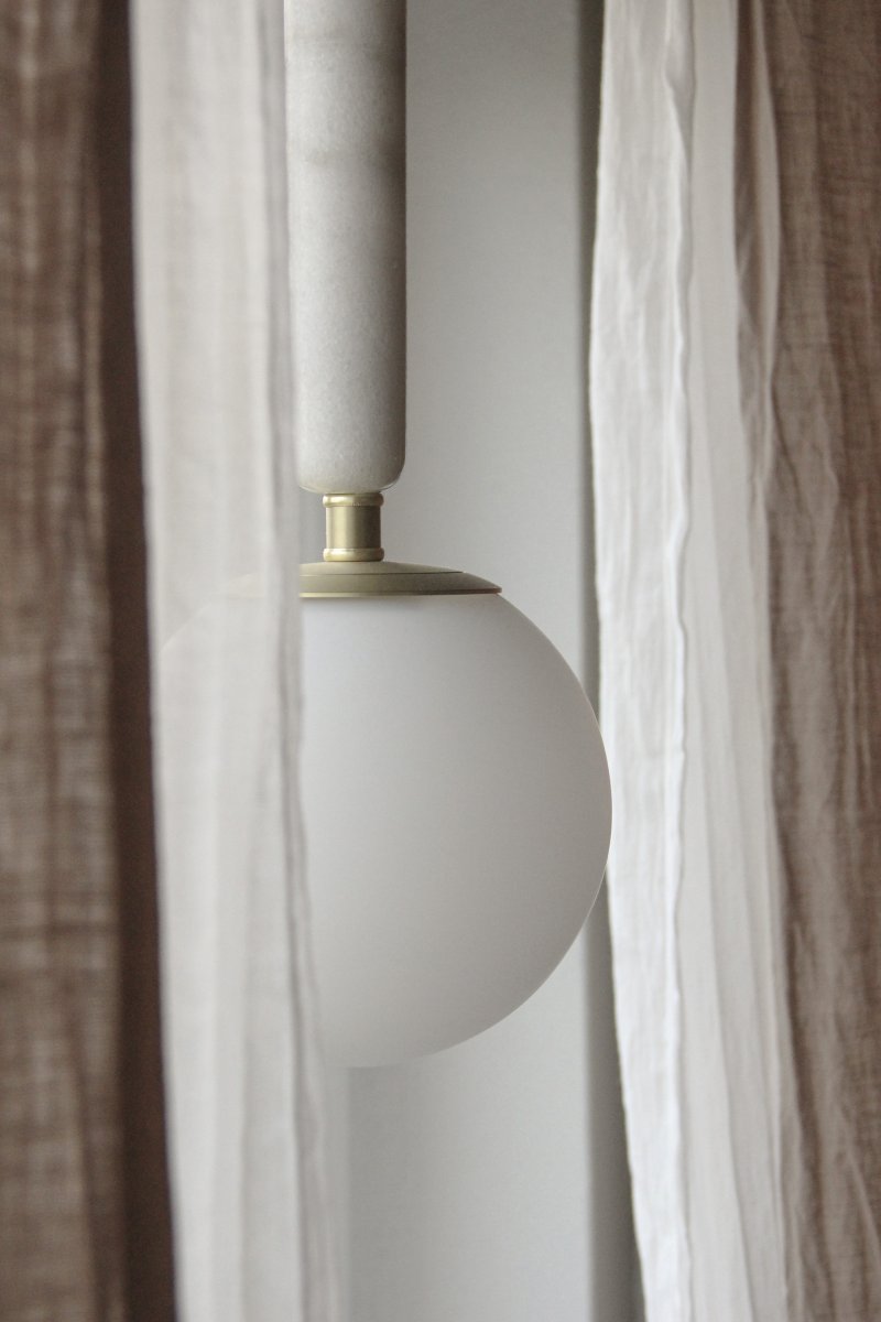 Torrano Ø15 Hvit marmor vinduslampe Fra Globen Lighting - Stein er et naturlig materiale, fargen og nyansene p&aring; marmoreringen varierer og skaper et unikt m&oslash;nster for hvert m&oslash;bel.