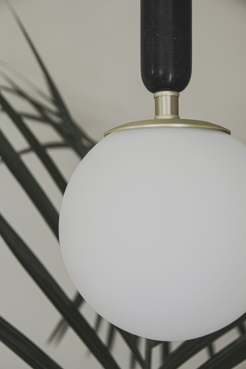 Torrano Ø15 Svart marmor vinduslampe Fra Globen Lighting - Stein er et naturlig materiale, fargen og nyansene på marmoreringen varierer og skaper et unikt mønster for hvert møbel.