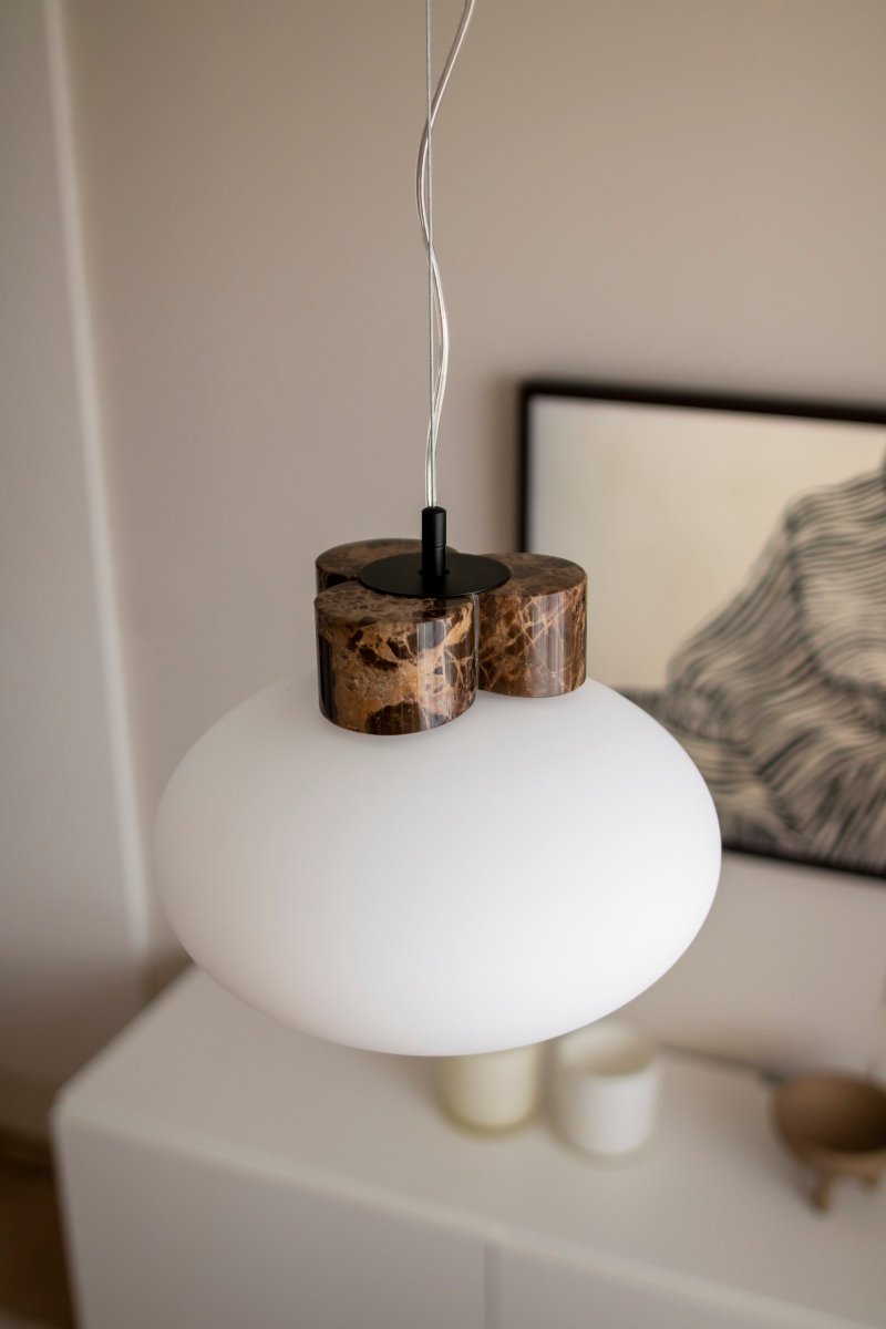 Mammut Ø30 Brun Taklampe Fra Globen Lighting - Lampen har en 120 cm lang transparent kabel og ledning og en takkopp i hvitlakkert metall.