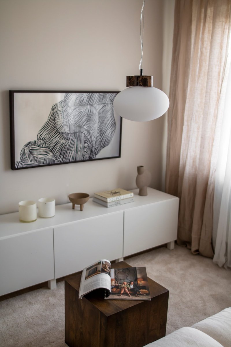 Mammut Ø30 Brun Taklampe Fra Globen Lighting - Lampen har en 120 cm lang transparent kabel og ledning og en takkopp i hvitlakkert metall.
