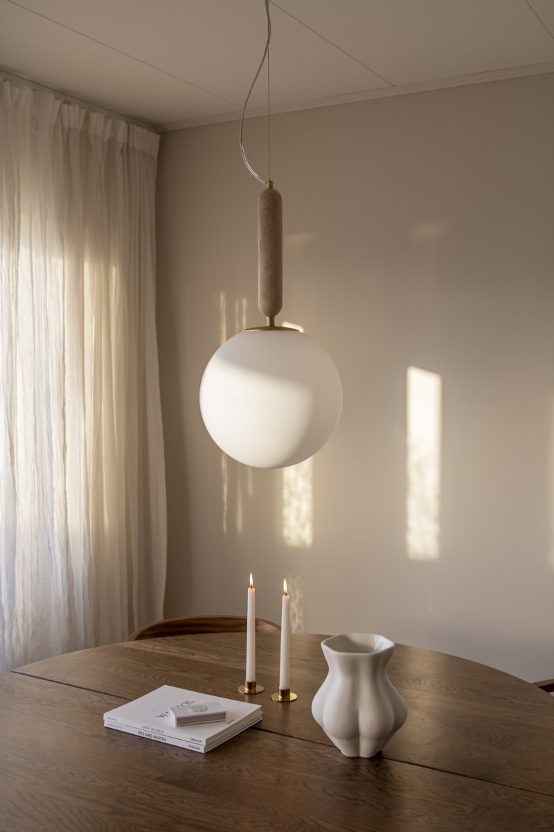 Torrano Ø30 Beige travertin Taklampe Fra Globen Lighting - Stein er et naturlig materiale, fargen og nyansene i marmorering varierer og skaper et unikt m&oslash;nster for hvert m&oslash;bel.