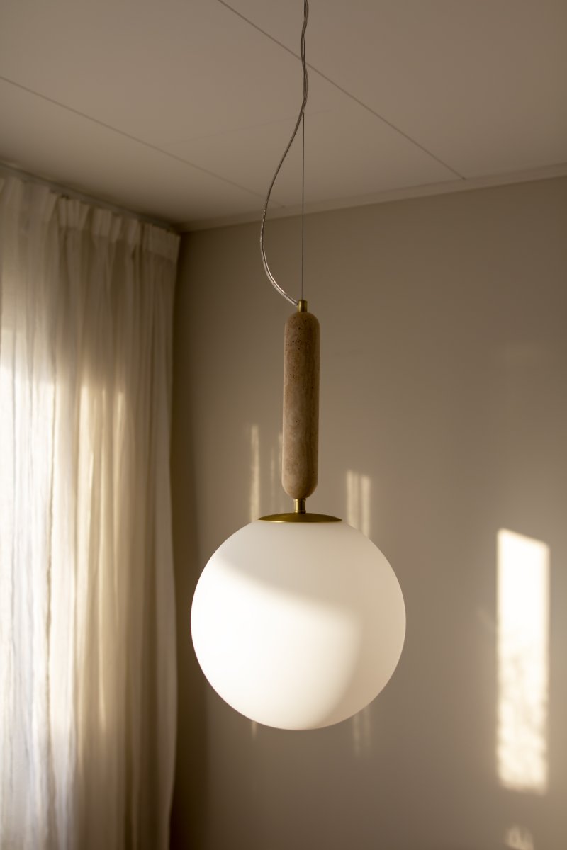 Torrano Ø30 Beige travertin Taklampe Fra Globen Lighting - Stein er et naturlig materiale, fargen og nyansene i marmorering varierer og skaper et unikt m&oslash;nster for hvert m&oslash;bel.