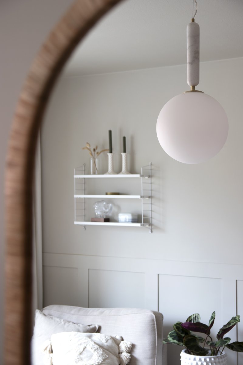 Torrano Ø30 Hvit marmor Taklampe Fra Globen Lighting - Stein er et naturlig materiale, fargen og nyansene i marmorering varierer og skaper et unikt mønster for hvert møbel.