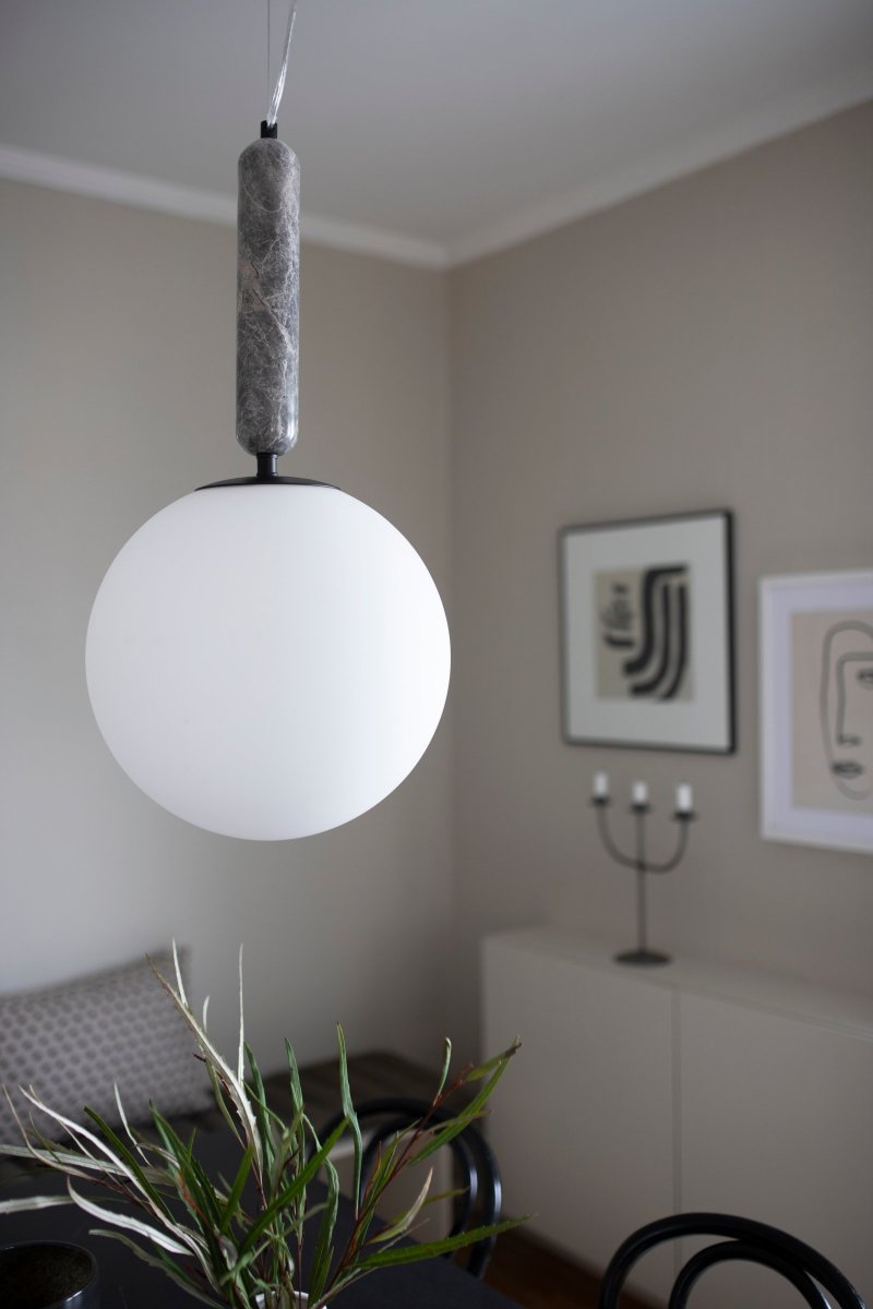 Torrano Ø30 Grå marmor Taklampe Fra Globen Lighting - Stein er et naturlig materiale, fargen og nyansene i marmorering varierer og skaper et unikt m&oslash;nster for hvert m&oslash;bel.