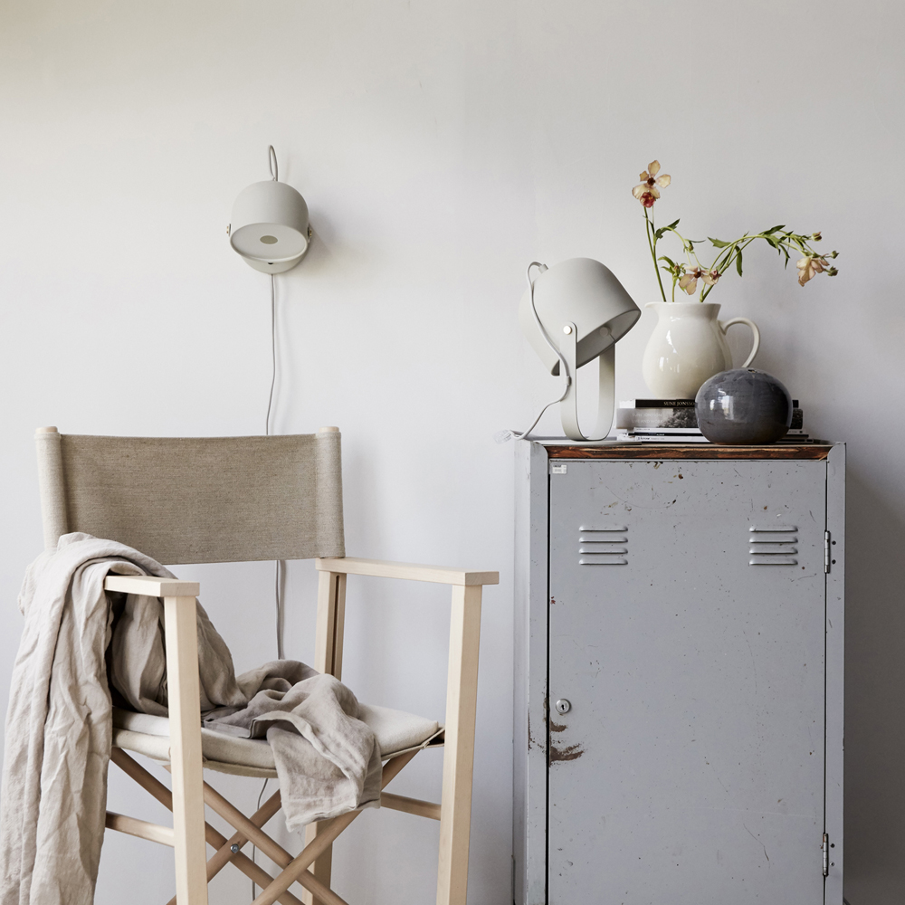 Svejk 13 Beige leselampe Fra CO Bankeryd - Svejk vegglampe gir et sobert skandinavisk preg til rommet og skaper både lys og karakter.