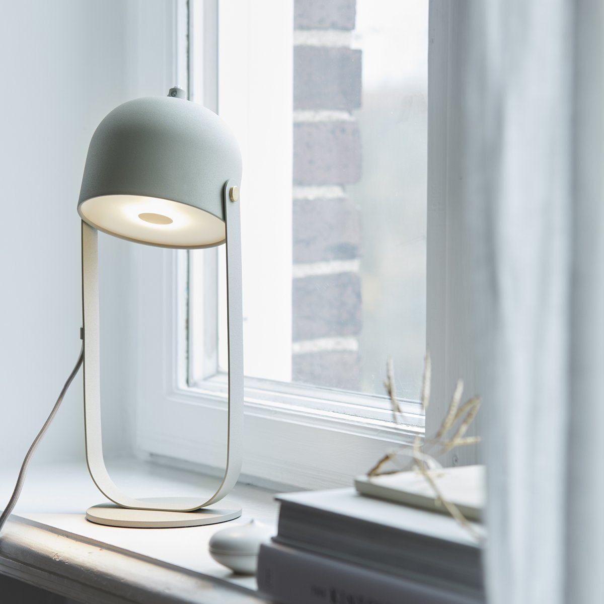 Svejk 36cm Beige bordlampe Fra CO Bankeryd - Svejk bordlampe har en myk glød og fungerer både som nattbordslampe og som en dekorativ interiørdetalj.
