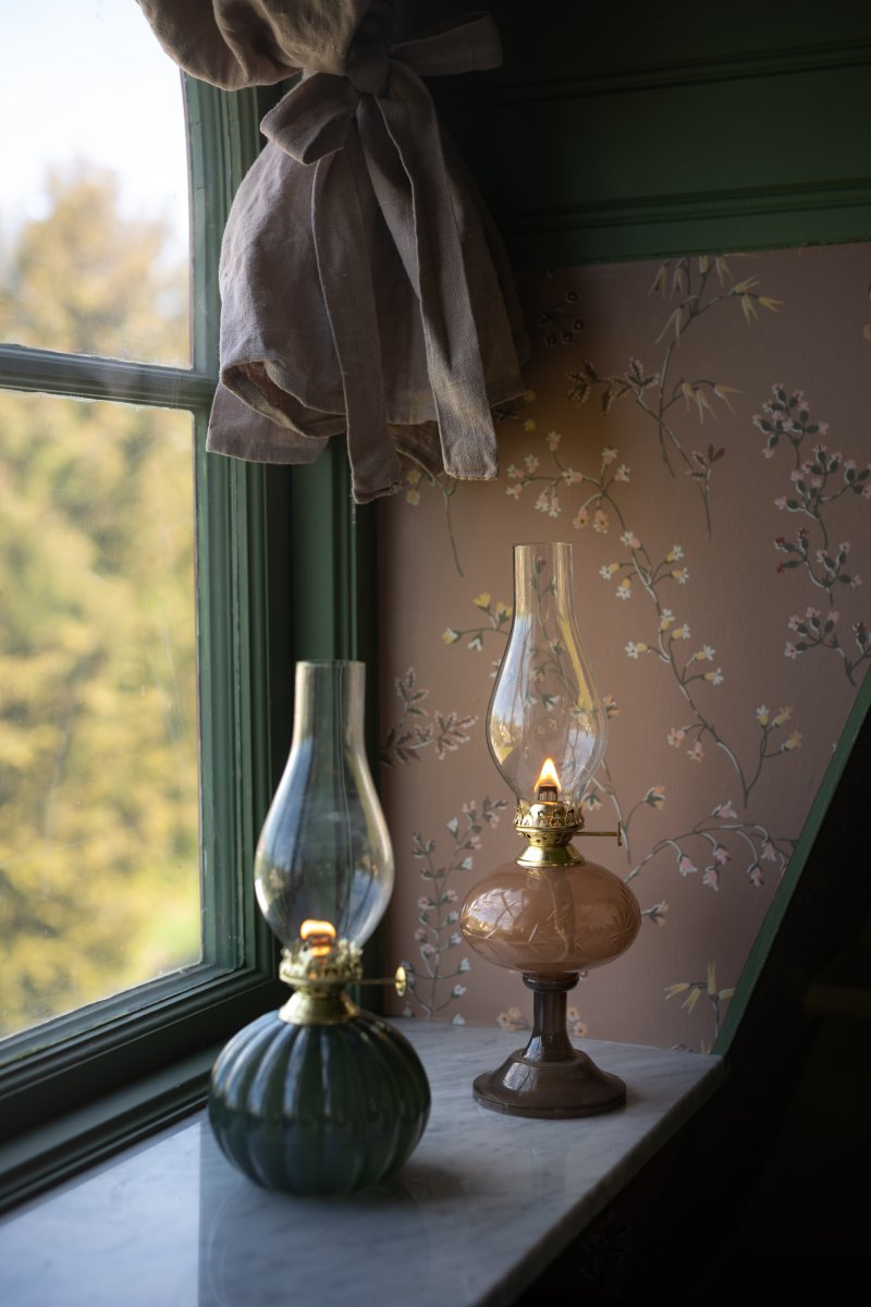 Esmeralda Brun Fra Strömshaga - Den klassiske formen med en elegant fot gjør Esmeralda til en stemningsfull interiørdetalj som passer like godt inn i tradisjonelle som moderne hjem.