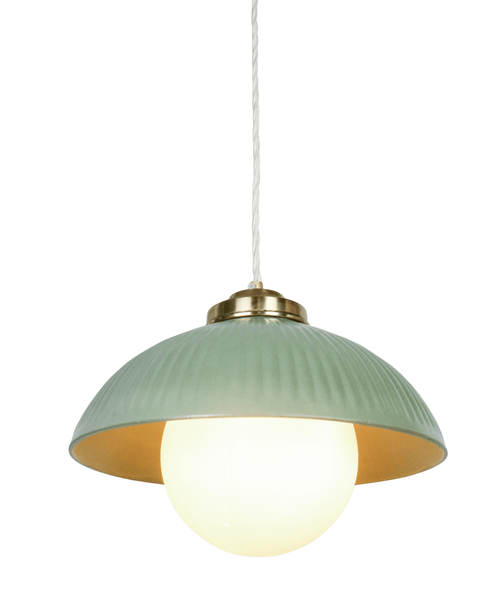 Elliot Ø30 Grønn Taklampe Fra Strömshaga - Den gr&oslash;nne metallskjermen har en dekorativ ribbestruktur og er kombinert med detaljer i messingfinish og en hvit glasskuppel som sprer et mykt og behagelig lys.