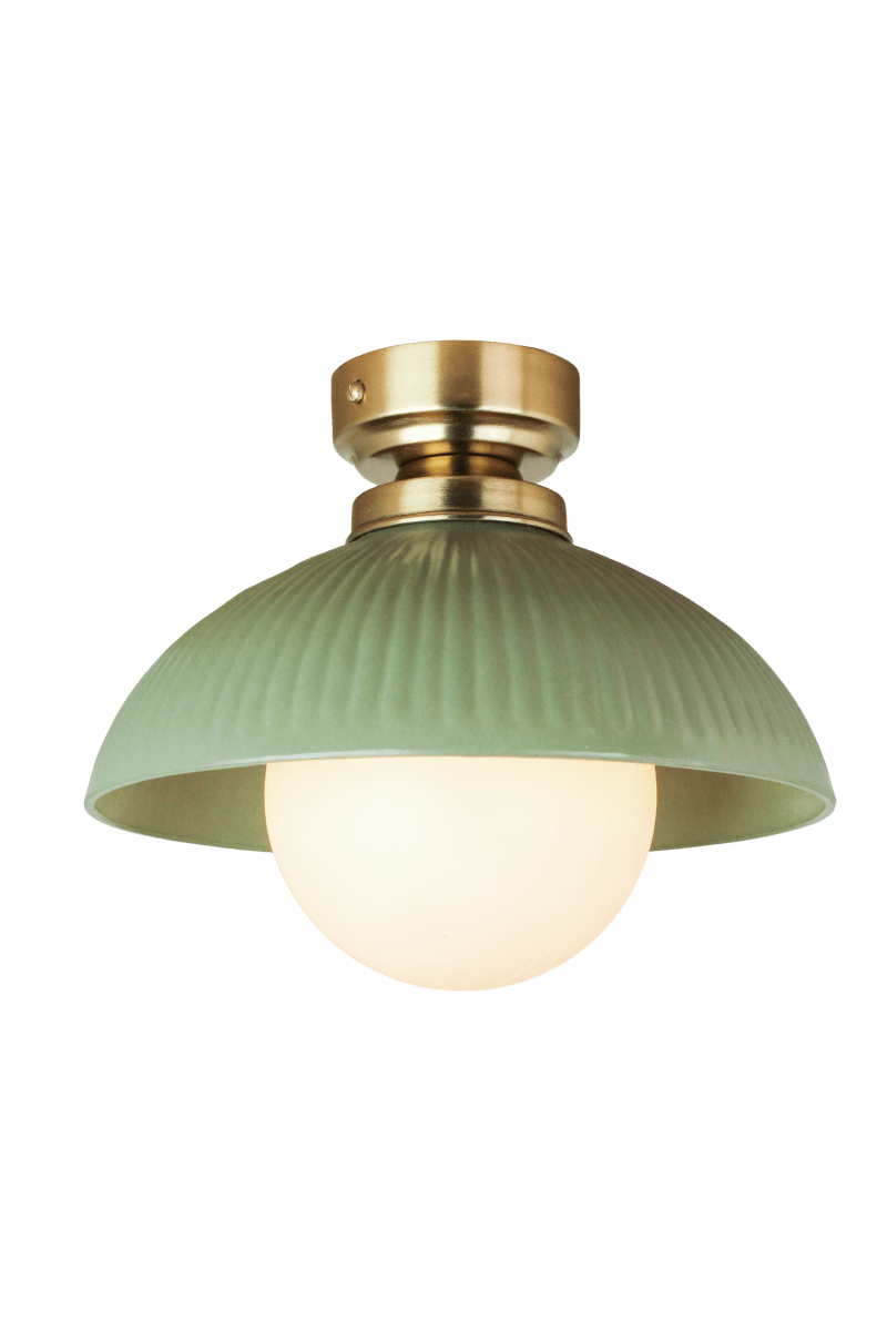 Elliot Ø30 Grønn plafond Fra Strömshaga - Den gr&oslash;nne metallskjermen har en dekorativ rillet struktur og er kombinert med detaljer i messingfinish som gir lampen et elegant uttrykk.