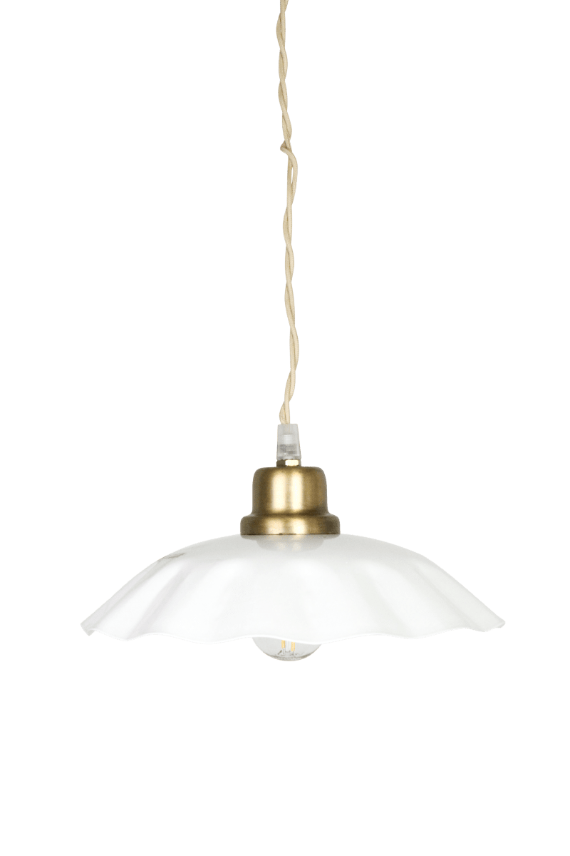 Zoom bilde av Diana Ø23 Hvit Taklampe Fra Strömshaga - Den hvite metallskjermen har en mykt buet kant som gir lampen en dekorativ karakter, mens detaljene i b&oslash;rstet messingfinish skaper en fin kontrast.