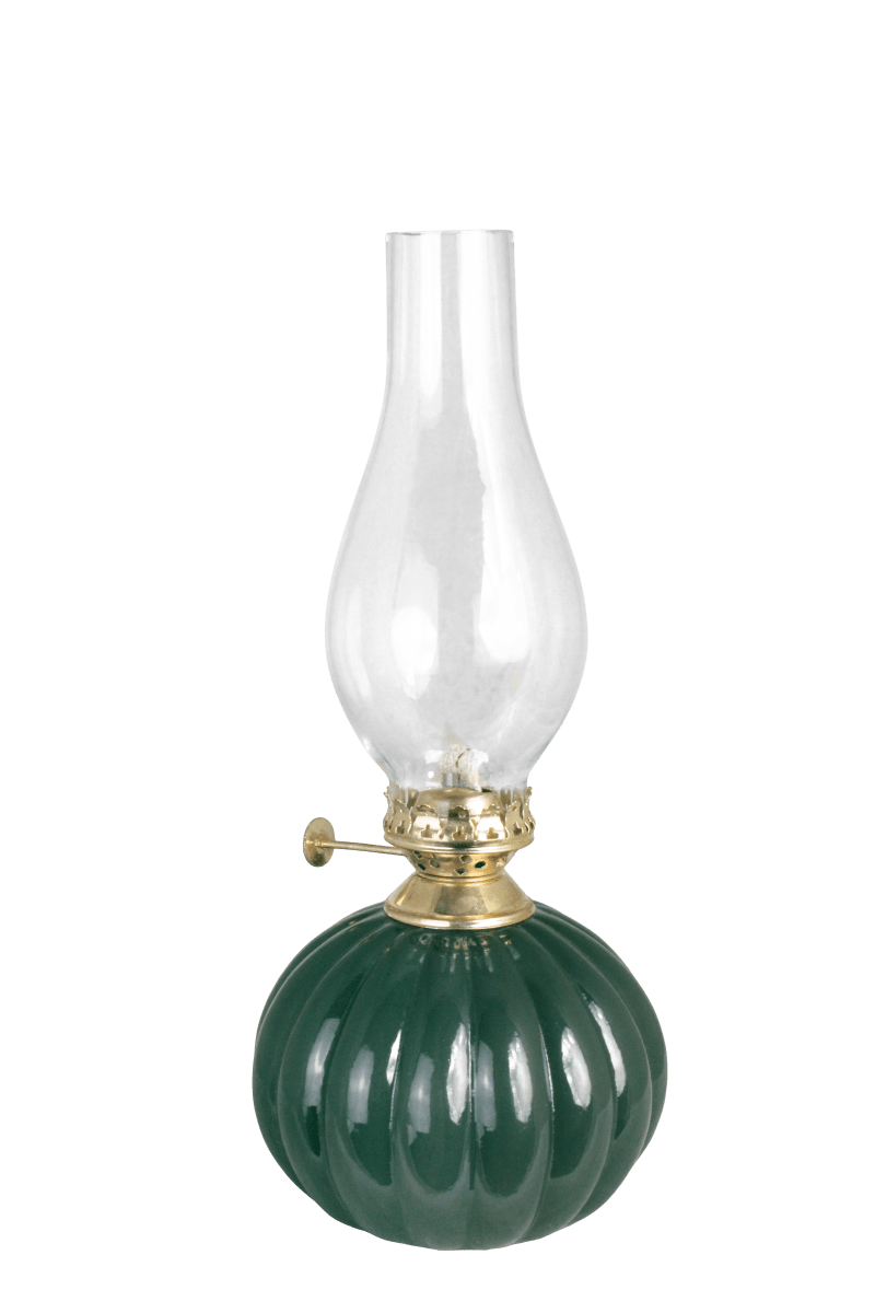 Zoom bilde av Olga Grønn Fra Strömshaga - Den avrundede lampebasen i gr&oslash;nt glass har en ribbet struktur som gir lampen ekstra karakter og kombineres fint med brenneren i antikk messingfinish.