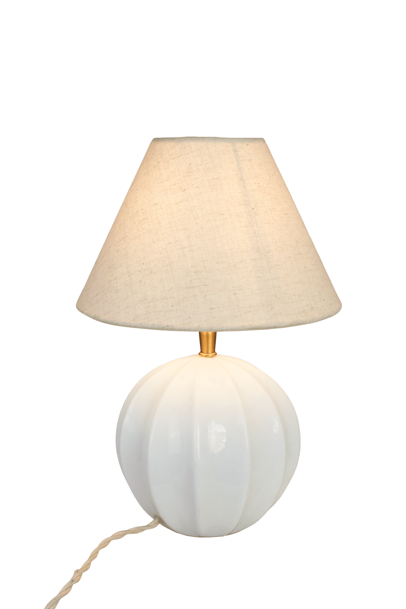 Marit 24cm Hvit lampefot Fra Strömshaga - Marit er en elegant lampefot i hvitt opalglass med en mykt avrundet form og dekorative detaljer som gir den et klassisk uttrykk.