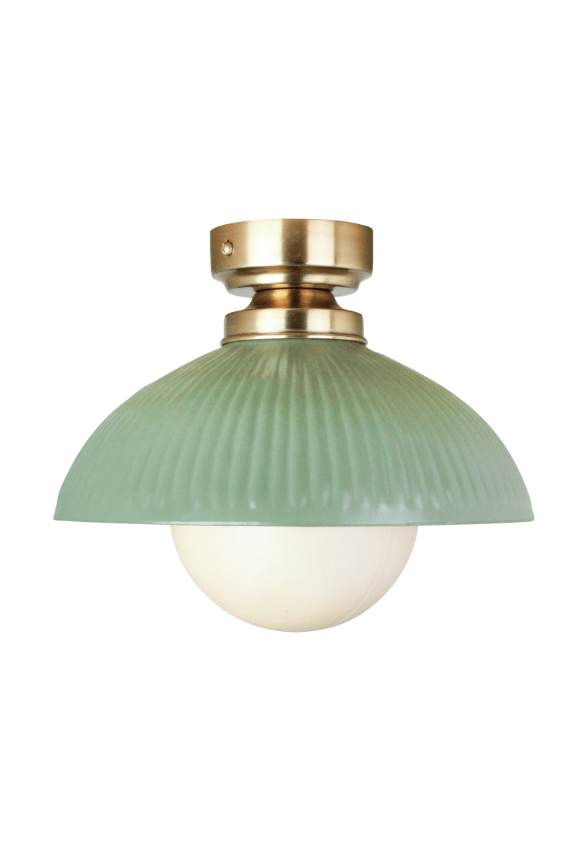 Elliot Ø30 Grønn plafond Fra Strömshaga - Den gr&oslash;nne metallskjermen har en dekorativ rillet struktur og er kombinert med detaljer i messingfinish som gir lampen et elegant uttrykk.