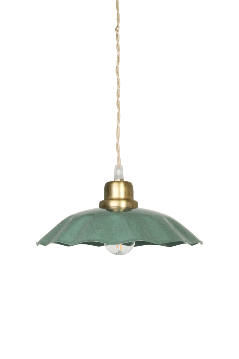 Zoom bilde av Diana Ø23 Grønn Taklampe Fra Strömshaga - Den gr&oslash;nne metallskjermen har en mykt buet kant som gir lampen en dekorativ karakter, mens detaljene i b&oslash;rstet messingfinish skaper en fin kontrast.