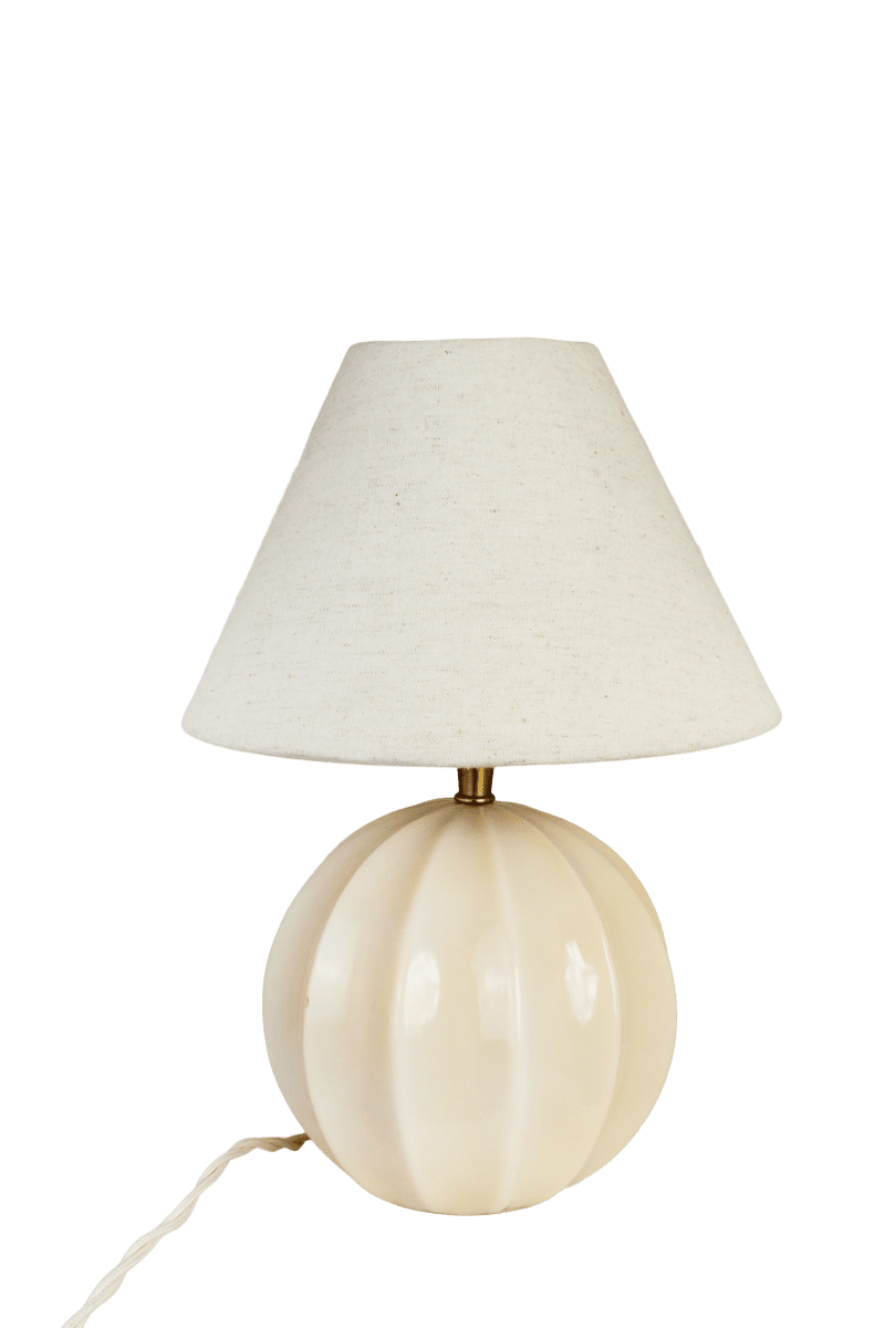 Marit 24cm Beige lampefot Fra Strömshaga - Marit er en elegant lampefot i beige glass med en mykt avrundet form og dekorative detaljer som gir den et klassisk uttrykk.