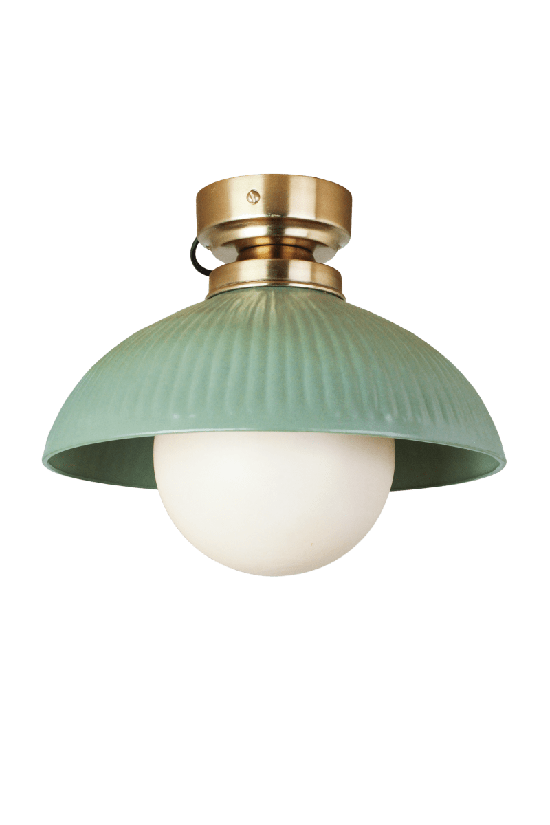 Elliot Ø30 Grønn plafond Fra Strömshaga - Den gr&oslash;nne metallskjermen har en dekorativ rillet struktur og er kombinert med detaljer i messingfinish som gir lampen et elegant uttrykk.
