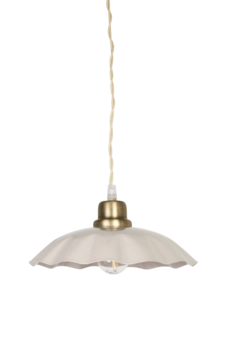 Zoom bilde av Diana Ø23 Beige Taklampe Fra Strömshaga - Den beige metallskjermen har en mykt buet kant som gir lampen en dekorativ karakter, mens detaljene i b&oslash;rstet messingfinish skaper en fin kontrast.