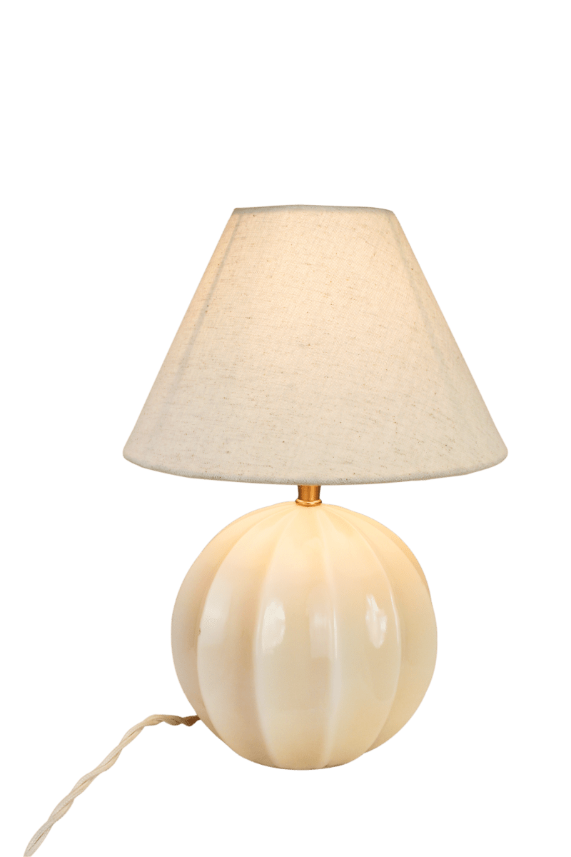 Marit 24cm Beige lampefot Fra Strömshaga - Marit er en elegant lampefot i beige glass med en mykt avrundet form og dekorative detaljer som gir den et klassisk uttrykk.