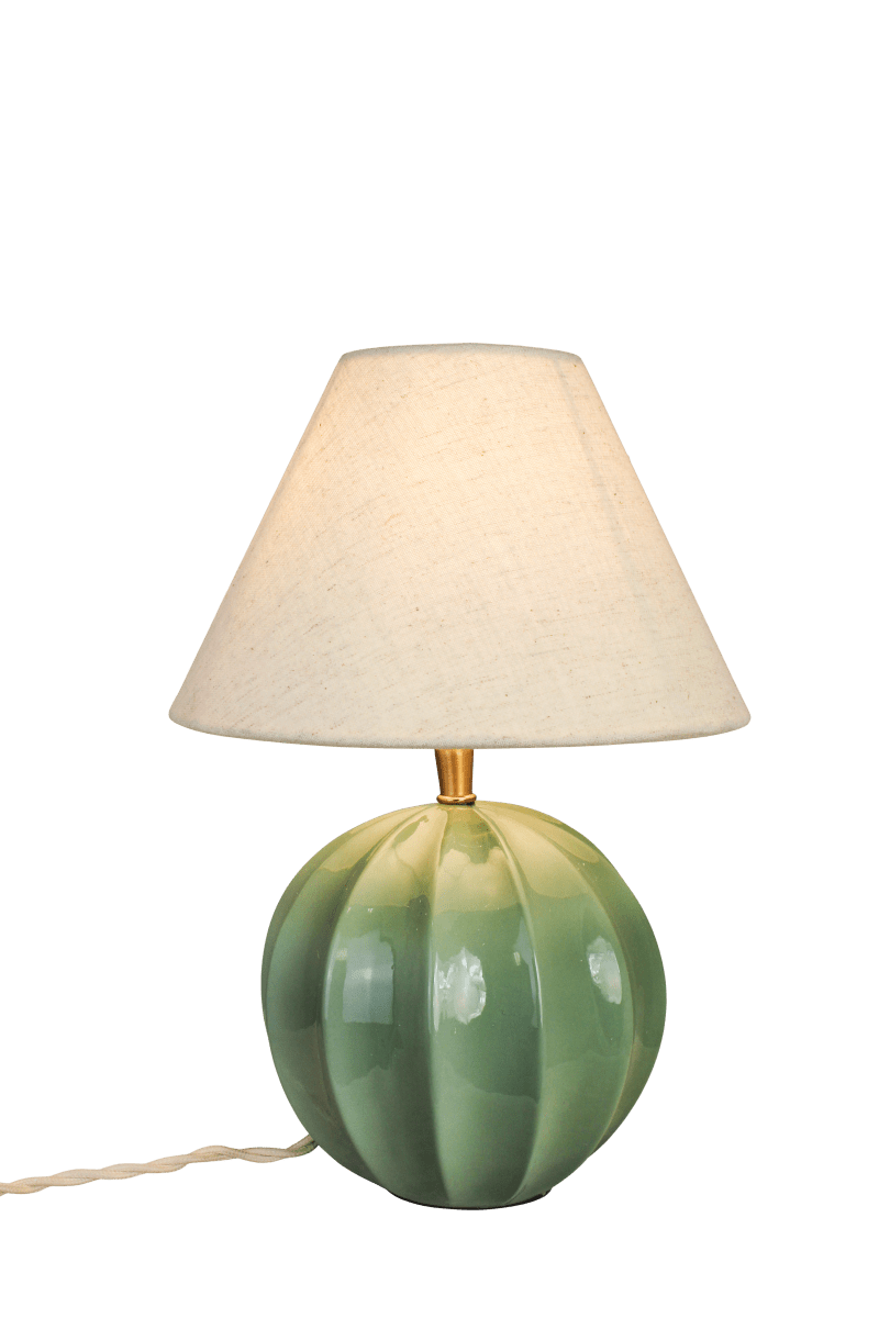 Marit 24cm Grønn lampefot Fra Strömshaga - Marit er en elegant lampefot i gr&oslash;nt glass med en mykt avrundet form og dekorative detaljer som gir den et klassisk uttrykk.