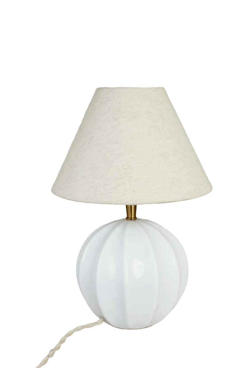 Marit 24cm Hvit lampefot Fra Strömshaga - Marit er en elegant lampefot i hvitt opalglass med en mykt avrundet form og dekorative detaljer som gir den et klassisk uttrykk.