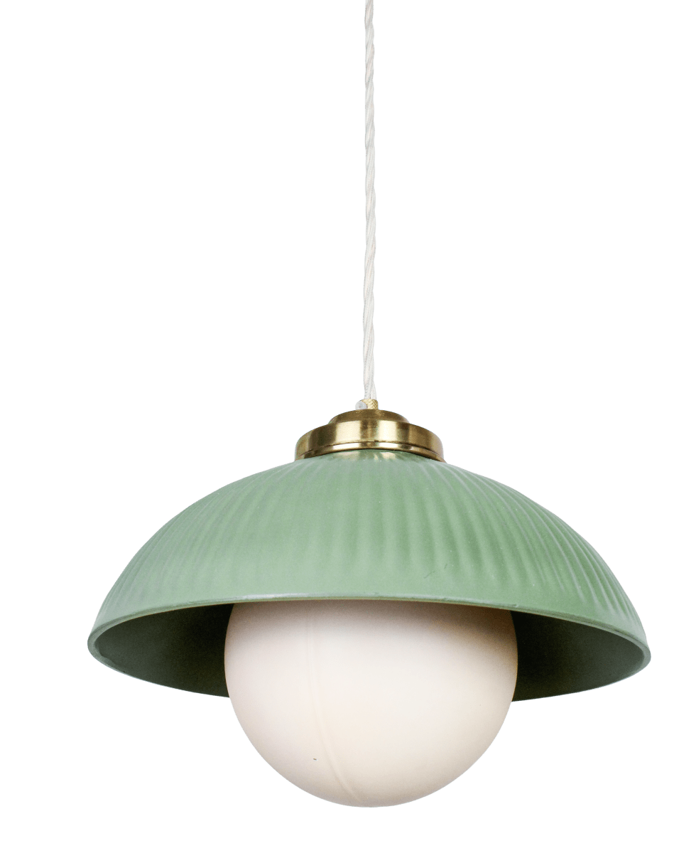 Elliot Ø30 Grønn Taklampe Fra Strömshaga - Den gr&oslash;nne metallskjermen har en dekorativ ribbestruktur og er kombinert med detaljer i messingfinish og en hvit glasskuppel som sprer et mykt og behagelig lys.