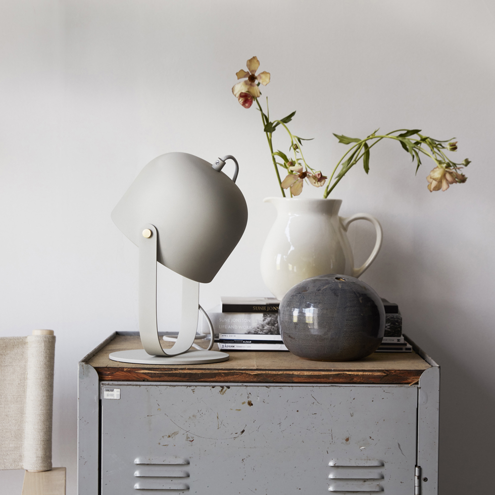 Svejk 30cm Beige bordlampe Fra CO Bankeryd - Svejk bordlampe har en myk glød og fungerer både som nattbordslampe og som en dekorativ interiørdetalj.