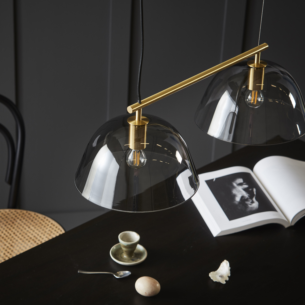 Wendo 70cm Messing Taklampe Fra CO Bankeryd - Med sine røkte glasskupler gir Wendo taklampen en knitrende varm og myk glød i rommet.